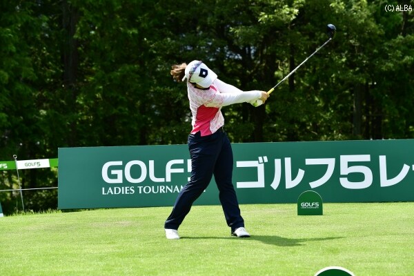 中古ゴルフクラブ在庫数55万本 ゴルフのことならゴルフパートナーへ理想的なドローボールの打ち方のお手本 黄アルムの 左への振り抜き に注目 辻にぃスイング見聞 ゴルフパートナー オンラインショップ