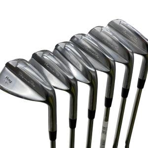 �q�������q���@�q�����@�u�@�u�P�@�U�r